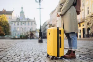 Mulher com mala amarela Travelux