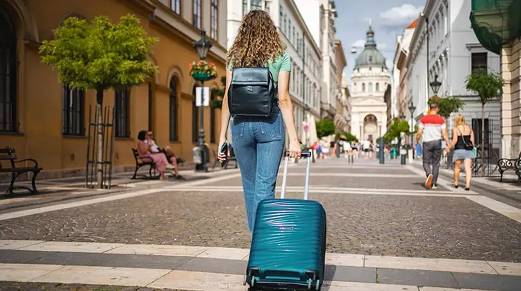 Turista avaliou mala Wilson antes de comprar