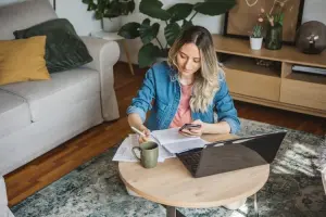 Jovem mulher usa o melhor aplicativo para aprender inglês.