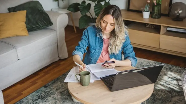 Jovem mulher usa o melhor aplicativo para aprender inglês.