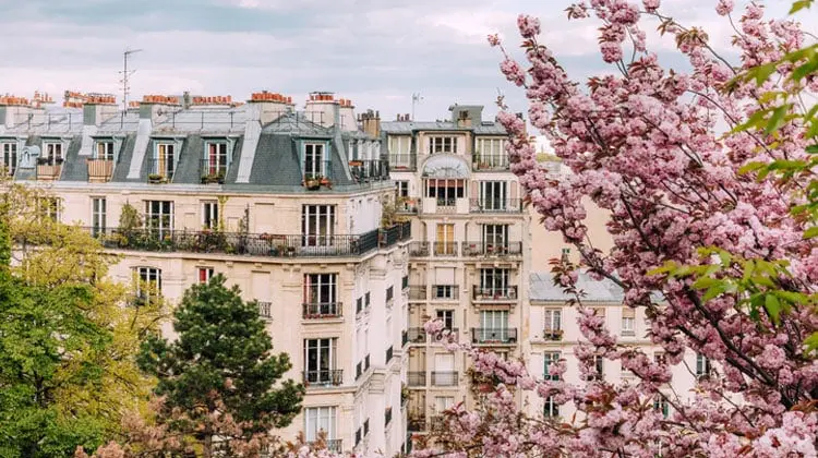 Vista de prédios parisienses durante primavera, a melhor época para visitar a França