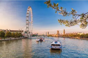 Barcos no rio de Londres