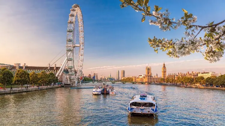 Barcos no rio de Londres