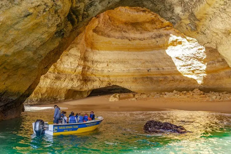 Barco dentro da Gruta de Banagil