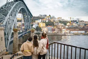 Família feliz visitando Portugal em dia nublado