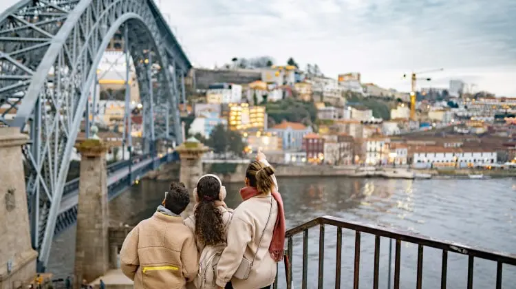 Família feliz visitando Portugal em dia nublado