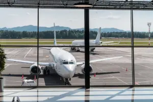Avião na pista do aeroporto sendo visto da sala de embarque.