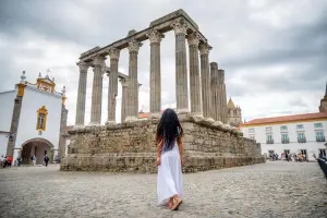 Turista com melhor seguro viagem Europa em frente a atração turistica
