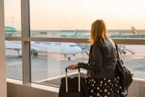 Mulher em saguão de aeroporto