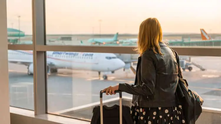 Mulher em saguão de aeroporto