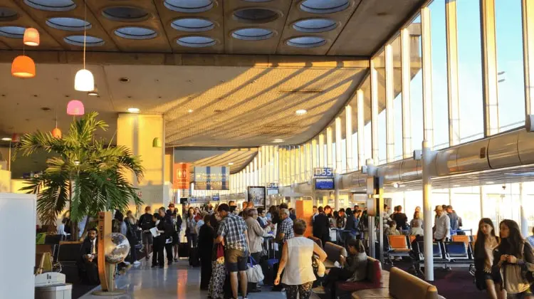 Primeiro entre os melhores aeroportos da Europa, Charles de Gaulle conecta passageiros a Paris.