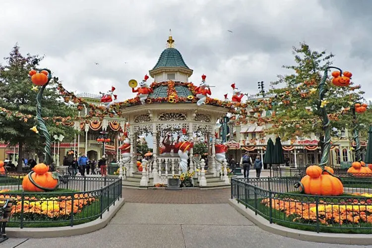 Disneyland Paris enfeitada para o Halloween