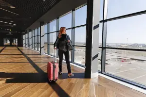 Mulher viajando com uma das melhores marcas de mala de viagem