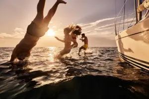 Jovens pulando no mar