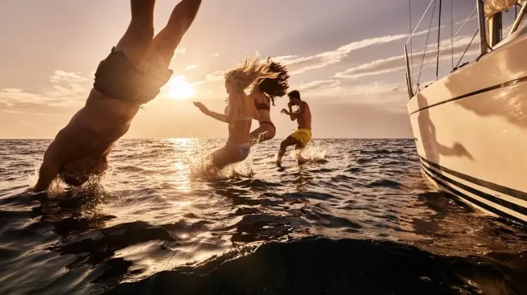 Jovens pulando no mar