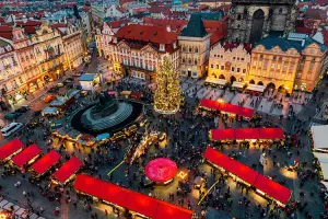 Típico mercado de natal europeu visto de cima