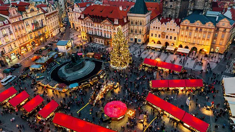 Típico mercado de natal europeu visto de cima