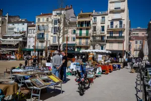 Mercado de Pulgas em Cannes, na França.