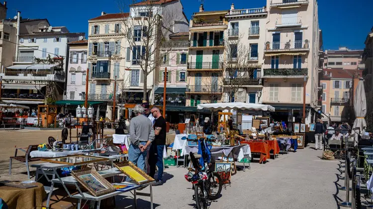 Mercado de Pulgas em Cannes, na França.