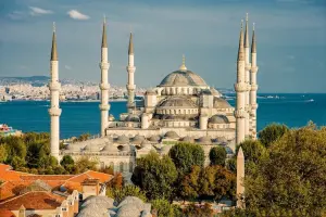 Mesquita Azul, em Istambul, em dia de sol