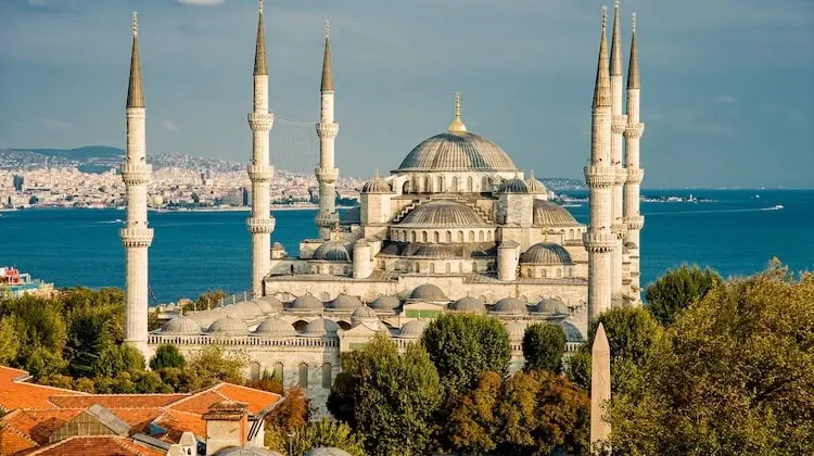 Mesquita Azul, em Istambul, em dia de sol