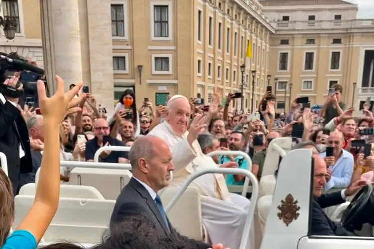 Papa Francisco no papamóvel cercado por fiéis após missa celebrada na Basílica de São Pedro