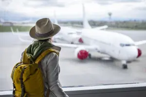 Mulher com mochila a vácuo no aeroporto