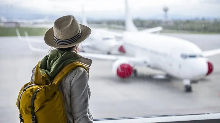 Mulher com mochila a vácuo no aeroporto