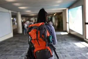 Mulher com mochila nas costas