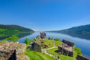 Lago Ness, em dia de sol