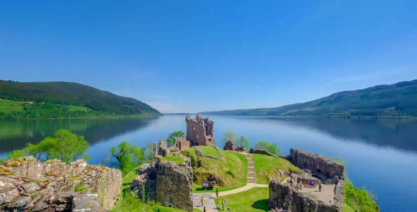 Lago Ness, em dia de sol