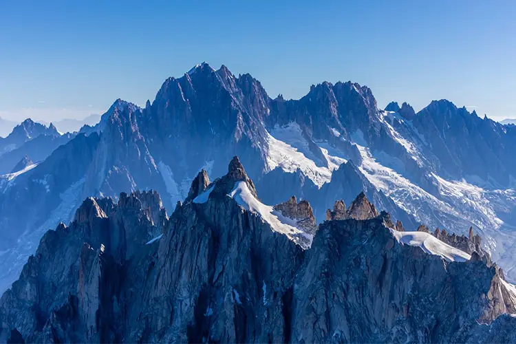 A 4.810 metros de altitude, o Mont Blanc é a montanha mais alta da Europa Ocidental e um destino imperdível na França