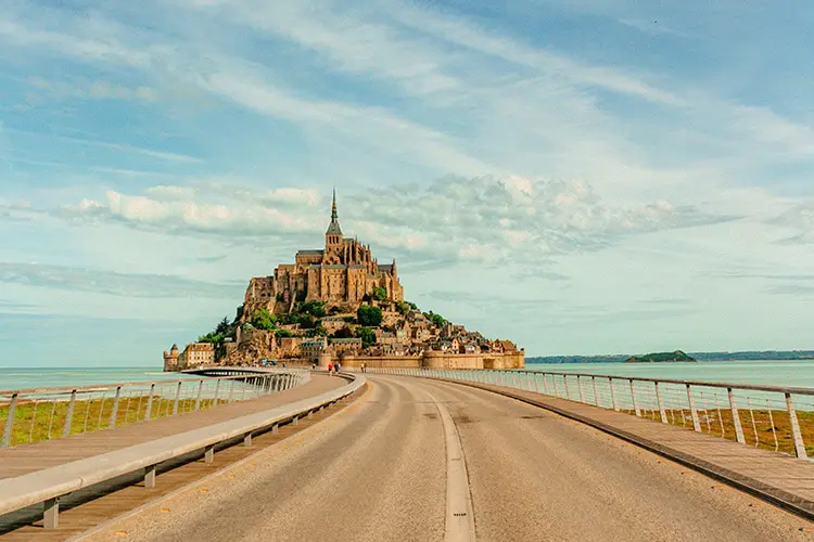 Hoje, o Mont Saint-Michel é um dos pontos mais mais visitados por quem realiza um roteiro na França