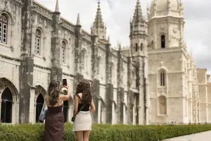 Turistas tiram foto no Mosteiro dos Jerónimos