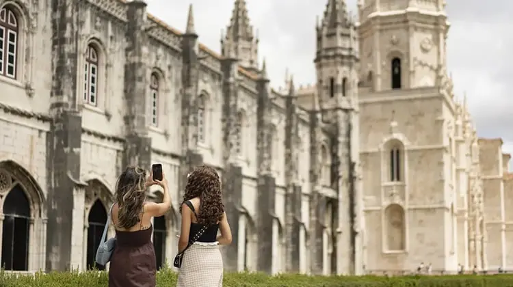 Turistas tiram foto no Mosteiro dos Jerónimos