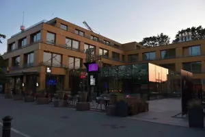 A frente do Museu Abba, com um céu azul