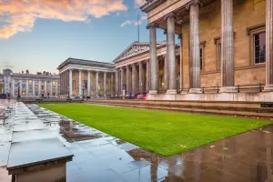 Área externa do Museu Britânico, em Londres, após chuva.