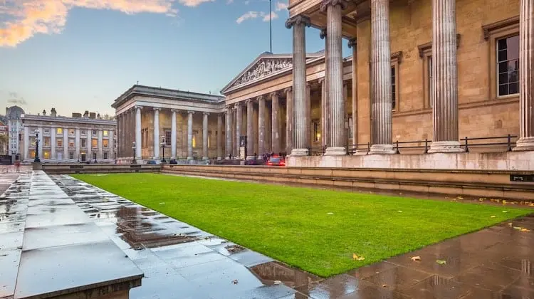 Área externa do Museu Britânico, em Londres, após chuva.