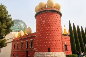 Antigo teatro de Figueres e atual Museu Dalí.
