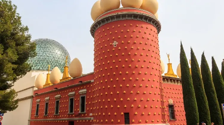 Antigo teatro de Figueres e atual Museu Dalí.