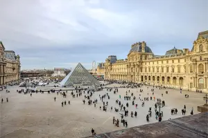 Museu do Louvre, em Paris, visto de patamar superior
