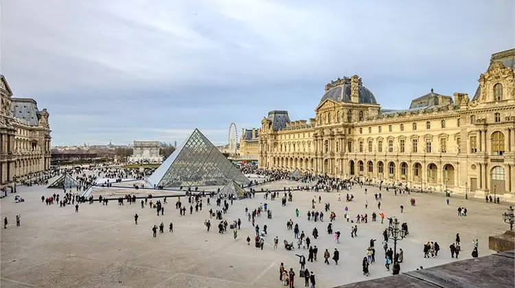 Museu do Louvre, em Paris, visto de patamar superior