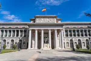 Fachada do Museu do Prado, em Madrid, com estátua de Velásquez