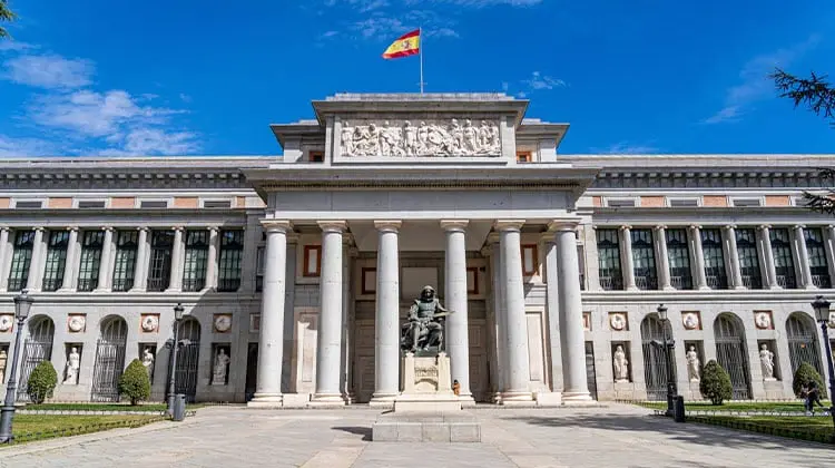 Fachada do Museu do Prado, em Madrid, com estátua de Velásquez