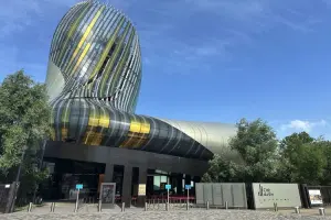 Entrada do museu do vinho em Bordeaux, França, em um dia de sol