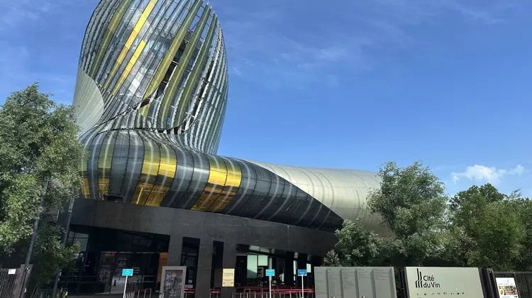 Entrada do museu do vinho em Bordeaux, França, em um dia de sol