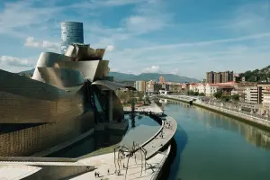 Museu Guggenheim e ao lado do rio Nervión, em Bilbao, Espanha
