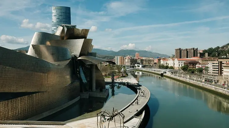 Museu Guggenheim e ao lado do rio Nervión, em Bilbao, Espanha