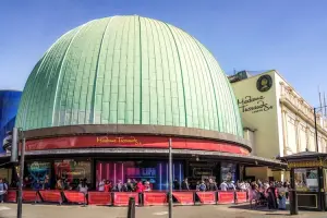 Fachada do Museu Madame Tussauds em Londres, em dia ensolarado.