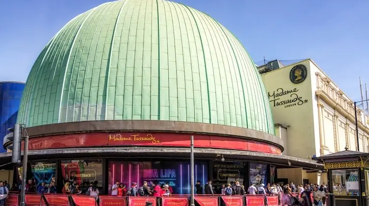 Fachada do Museu Madame Tussauds em Londres, em dia ensolarado.